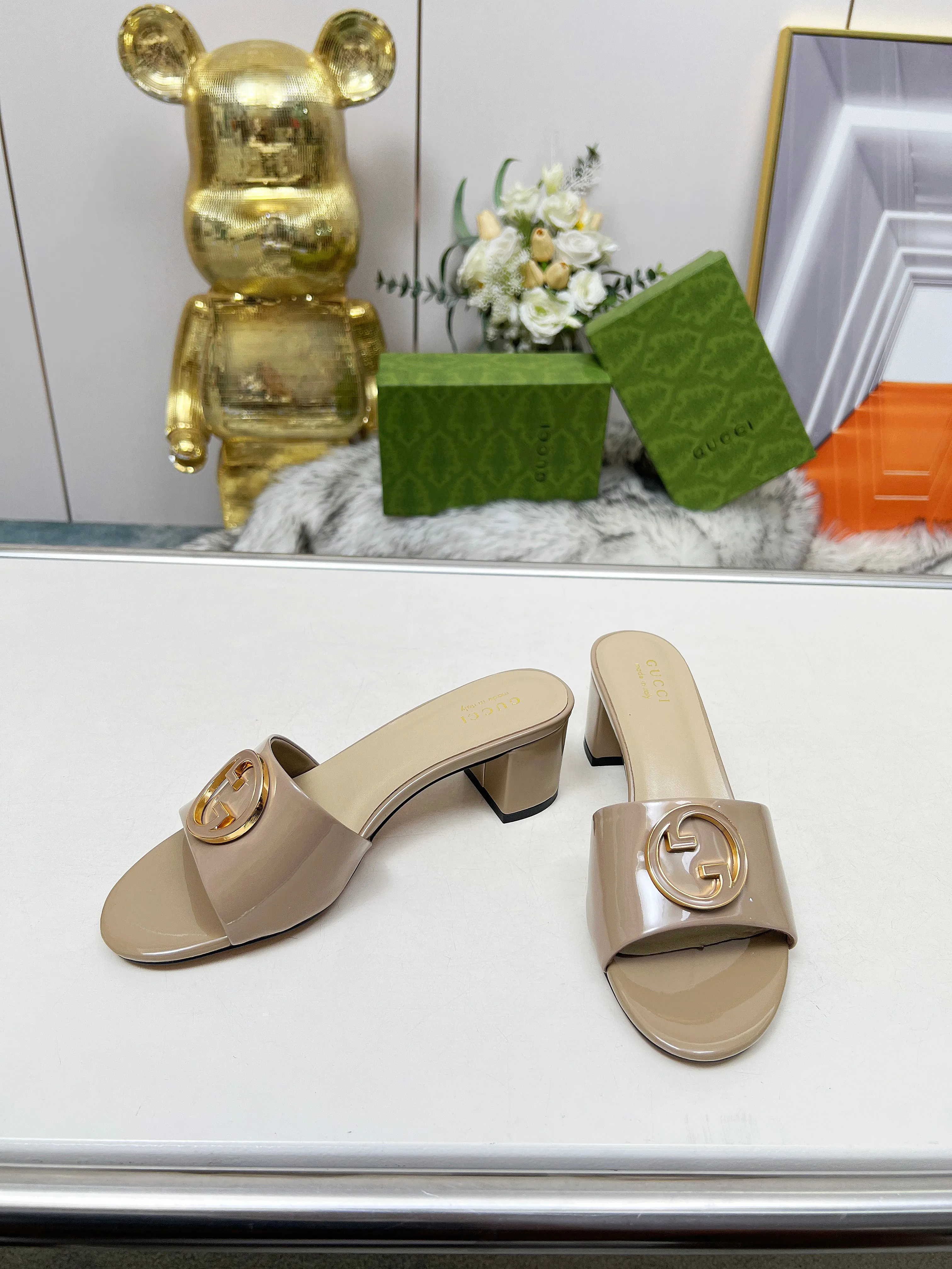 👟👟Ex-factory price 360👟👟 Genuine leather sole +40 Gucci 𝟐𝟎𝟐5 new spring and summer double G buckle round toe medium heel slippers, this G family series of slippers are so beautiful, high-end must buy~ The double G Logo is so beautiful on the feet, a classy style! The buttons have the GUCCI logo. Fabric: Cowhide Lining: Sheepskin lining Sheepskin pad Heel height: 5CM Sole: Italian genuine leather outsole Size: 35-44 [42 43 44 customized]